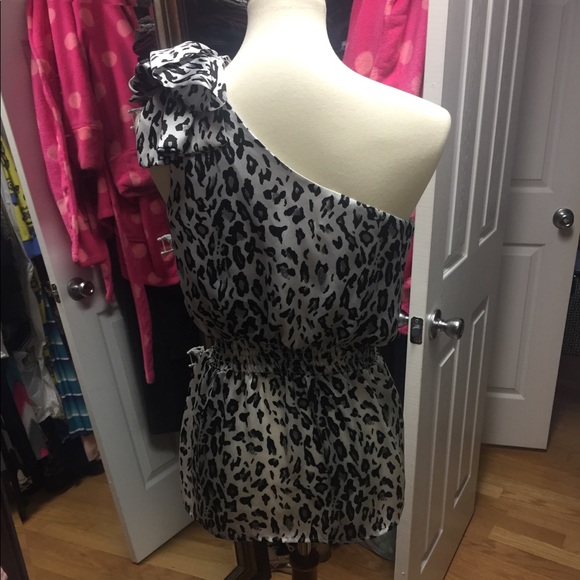 Super Cute One Shoulder Blouse - Picture 2 of 3